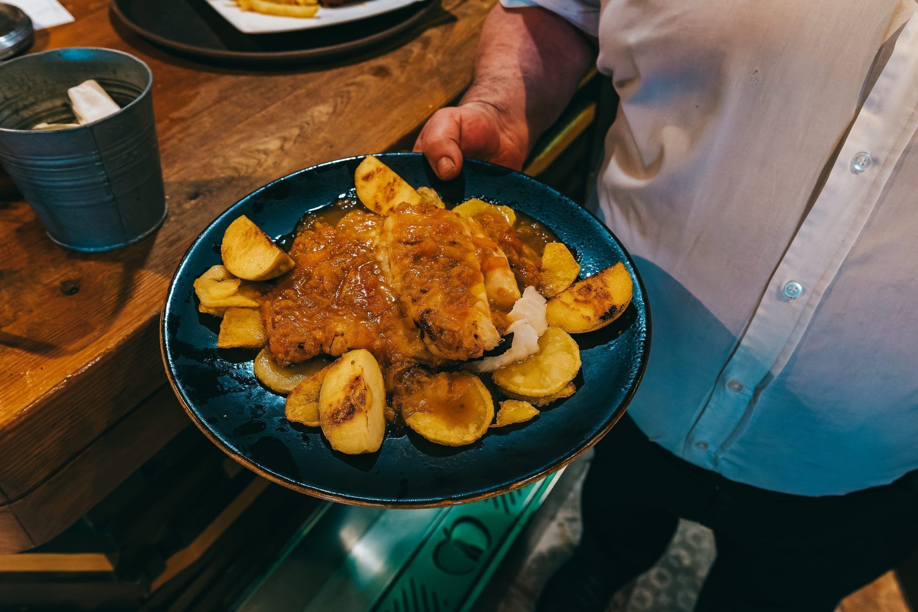 Imagen que muestra un plato de pescado.